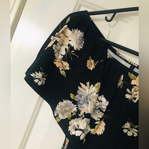 🆕🔥CHARLOTTE RUSSE BEAUTIFUL OF SHOULDER OR ON SUPER CUTE MINI DRESS NWOT - Picture 3 of 9